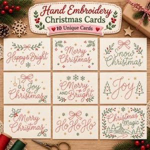 Könnte beinhalten: Ein Set aus zehn cremefarbenen Grußkarten mit handgestickten Motiven in rotem, grünem und goldenem Garn. Die Karten zeigen verschiedene weihnachtliche Schriftzüge wie Merry Christmas, Joy und Ho Ho Ho, verziert mit Stechpalmen, Schleifen und Bäumen.