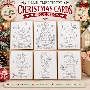 Può includere: Una collezione di sei cartoline bianche con motivi ricamati a mano in nero raffiguranti un pupazzo di neve, un albero di Natale, una calza, una campana, un bastoncino di zucchero e una muffola. Ogni carta riporta il testo Happy Christmas. L'intestazione recita Hand Embroidery Christmas Cards 18 Unique Designs, con etichette PDF Patterns Included e Ready to Print.