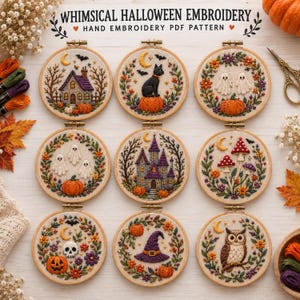 Könnte beinhalten: Neun runde Stickrahmen mit Halloween-Motiven, darunter ein Spukhaus, eine schwarze Katze, Geister, Kürbisse, Pilze, ein Totenkopf, ein Hexenhut und eine Eule, jeweils umgeben von floralen Kränzen und herbstlichem Laub auf weißem Grund.