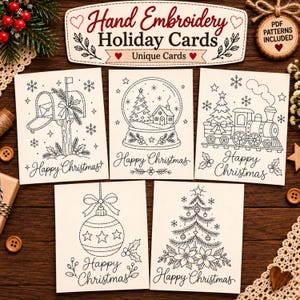 Può includere: Cinque cartoline rettangolari bianche con disegni a linee nere per ricamo a mano. I motivi includono una cassetta delle lettere, una palla di neve, un treno, una pallina e un albero di Natale. Ogni cartolina riporta il testo Happy Christmas.
