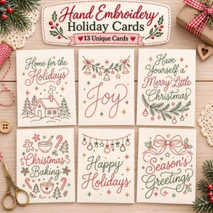 Puede incluir: Un juego de trece tarjetas navideñas de color blanco roto con diseños bordados a mano en hilo rojo, verde y dorado. Las tarjetas muestran motivos festivos que incluyen una casa, campanas, estrellas, pan de jengibre y textos como Joy y Season's Greetings.