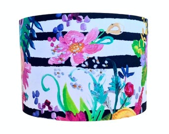Floraler Trommel-Lampenschirm: Schwarz-weiß gestreift mit rosa Rosen