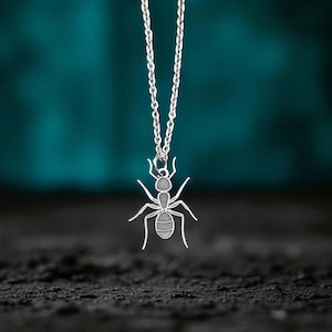 Colgante de hormiga de plata de ley: dije de insecto minimalista hecho a mano, joyería inspirada en la naturaleza.