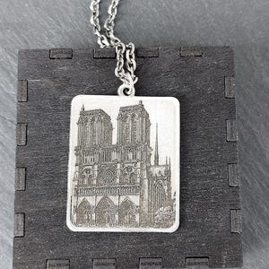 Colgante de acero quirúrgico con la catedral de Notre Dame