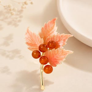 Herfst esdoornblad broche, emaille bladspeld met amberkleurige kralen, vintage natuursieraad, herfst huwelijksgeschenk, handgemaakte reversspeld voor vrouwen
