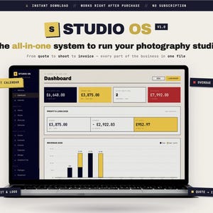以下が含まれることがあります： ノートパソコンの画面に表示されたStudio OS v1.0というタイトルのデジタルダッシュボードインターフェース。レイアウトには、サイドバーナビゲーション、ポンド単位の財務概要ボックス、損益セクション、収益棒グラフが含まれています。