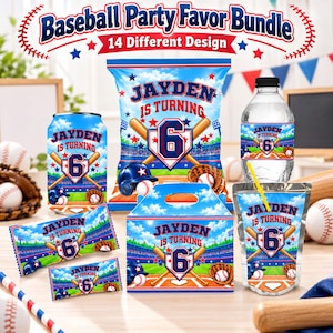 Könnte beinhalten: Ein Baseball-Party-Set mit 14 Artikeln in Blau, Rot und Weiß. Jeder Artikel zeigt den Text JAYDEN IS TURNING 6, Baseballschläger, einen Helm, einen Handschuh und ein Stadion. Enthält eine Chipstüte, eine Wasserflasche, einen Saftbeutel, Bonbonverpackungen und eine Geschenkbox.