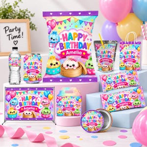 Può includere: Una collezione di articoli per feste di compleanno personalizzati con un tema pastello colorato e disegni di ravioli. Gli articoli includono un sacchetto di patatine, una bottiglia d'acqua, un succo, un sacchetto regalo, barrette di cioccolato, uno striscione, una scatola e una spilla, tutti con il nome Amelia.