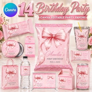 Può includere: Una collezione di articoli per feste rosa con un motivo a fiocco e il testo Amelia's First Birthday Feb 3, 2020. Include un sacchetto di patatine, bottiglia d'acqua, bustina di succo, incarti per caramelle, sacchetto regalo, scatola e lattina.