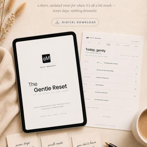 Könnte beinhalten: Ein digitales Tablet mit einem Dokument namens The Gentle Reset von Quiet Measure neben einer ausgedruckten Planerseite mit der Überschrift Today, gently. Der Planer enthält Abschnitte für Schlaf, Ernährung, Bewegung, Raum, Geld und Aufgaben.