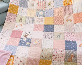 Erinnerungsdecke aus Babykleidung . Personalisierte Patchworkdecke . Babydecke aus Lieblingskleidung . Handgefertigtes Unikat