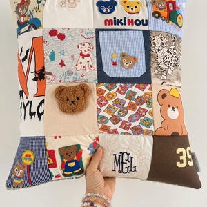 Babyherinneringskussen. Kussen gemaakt van babykleertjes. Gepersonaliseerd babyherinneringskussen. Patchworkkussen. Cadeau voor mama.