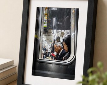 Straatfotografieprints Tokio Japan, forenzen in de trein, alledaagse momenten, wandprints en meer