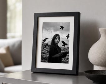 Zwart-witprint van een vrouw met kraaien, gotisch muurportret, dramatische fotografie, muurdecoratie en meer.