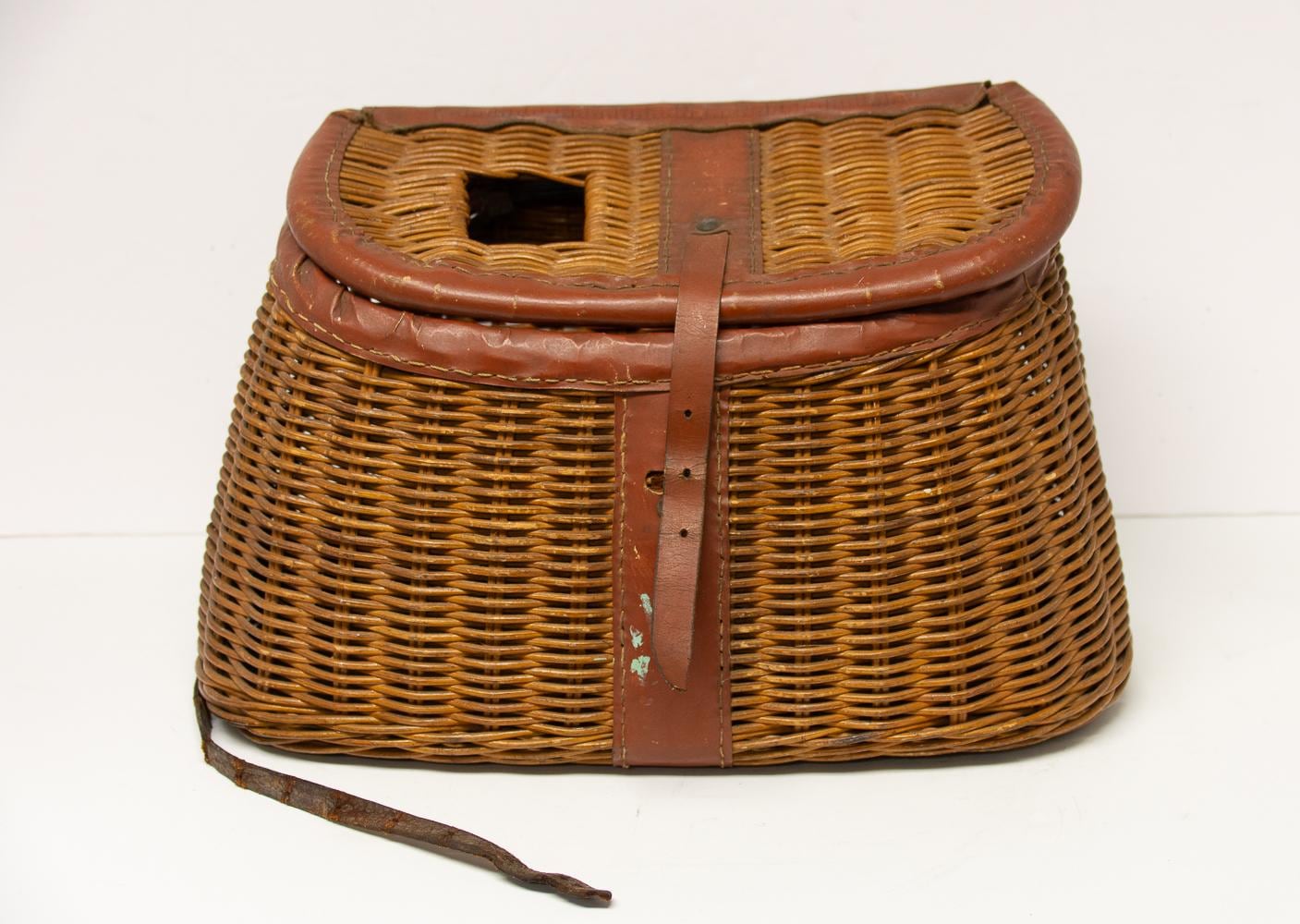 Ancien Panier Créel En Osier – Pêche à La Mouche – Bracelet Cuir