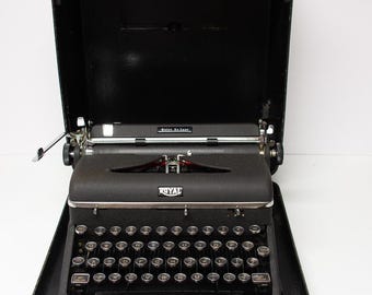 Vintage Charming Working Royal Quiet De Luxe Typewriter with Case