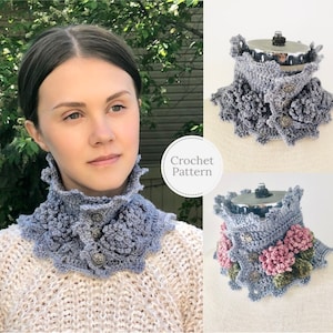 Puede incluir: Un calentador de cuello tejido a crochet en color azul claro con un detalle de botón. El calentador de cuello se muestra en una modelo que lleva un suéter blanco. La imagen también muestra dos primeros planos del calentador de cuello, uno con un diseño liso y el otro con un diseño floral.