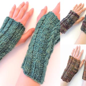 Könnte beinhalten: Drei Paar gestrickte Fingerlose Handschuhe in verschiedenen Farbkombinationen. Die Handschuhe sind mit einem Zopfmuster gestrickt und haben einen gerippten Bund.