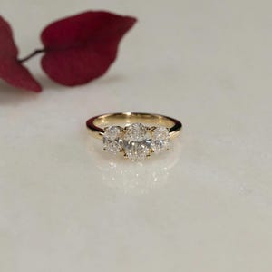 Oval förlovningsring med labgrown diamant och tre stenar, brudring i 14 karat guld med klusterinfattning, handgjord