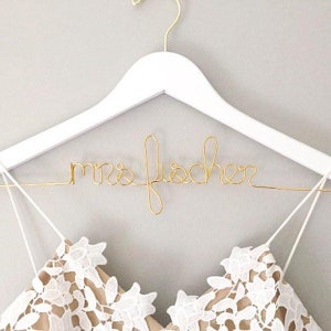 Gruccia per abito da sposa, gruccia per sposa, gruccia per cognome, gruccia per futura signora, gruccia per matrimonio personalizzata, gruccia personalizzata, sposa, spedizione gratuita