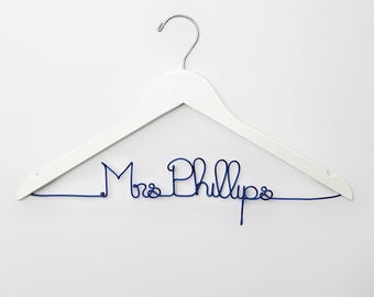 Percha personalizada para vestido de novia: regalo para despedida de soltera, percha de alambre con nombre personalizado.