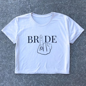 婚約指輪のクロップドTシャツ、中指、薬指、花嫁Tシャツ、クロップドTシャツ、花嫁になる人、花嫁へのギフト、ブライダルシャワー、独身パーティー