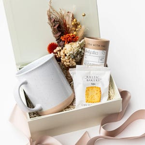 Chai Tea Gift Box: Ceramic Mug, Shortbread & Floral Bouquet