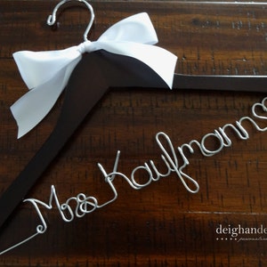 Cintre de demoiselle d'honneur, cintre de robe de mariée avec noeud en satin, cintre de mariée, cintre de mariage, cintre Mme, cintre de mariage, cadeau de demoiselle d'honneur personnalisé