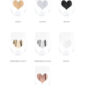 Puede incluir: Conjunto de siete copas de vino con dise&ntilde;os en forma de coraz&oacute;n. Las copas son transparentes y tienen un dise&ntilde;o de coraz&oacute;n en oro, plata, negro, oro espejado, plata espejada, blanco y oro rosa espejado.