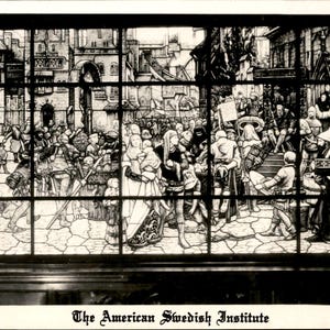 Peut inclure: Une impression rectangulaire en noir et blanc représentant une scène de marché historique détaillée avec de nombreuses figures en costumes d'époque, des structures architecturales et des rues pavées. Le texte The American Swedish Institute est imprimé en dessous.