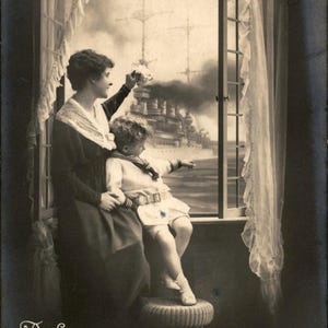 Peut inclure: Une carte postale vintage en noir et blanc montrant une personne et un enfant assis près d'une fenêtre ouverte, regardant un grand navire à vapeur. Le texte indique : Auf Wiedersehen! Uns're Abschiedswinke grüßen, Weit hinaus schweift noch der Blick, Einen Wunsch wir fest umschließen: Kehr'als Sieger bald zurück!