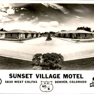 Peut inclure: Une carte postale vintage en noir et blanc montrant le Sunset Village Motel au 5830 West Colfax à Denver, Colorado. L'image présente des rangées de bâtiments de motel en brique à un étage avec une allée centrale et les logos AAA et United Motor Courts.