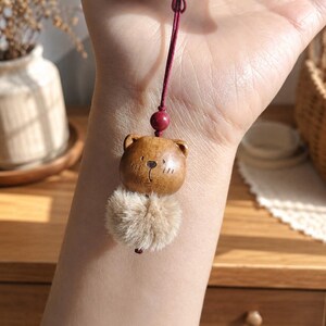 Lindo colgante de teléfono con forma de oso de madera, llavero Kawaii de peluche con pompón, colgante estético para bolso tallado en madera, lindo regalo hecho a mano para ella.