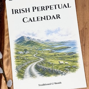 Puede incluir: Un calendario perpetuo de espiral con el texto IRISH PERPETUAL CALENDAR y Traditional 12 Month impreso en la portada. La portada presenta una ilustración en acuarela de un paisaje irlandés verde con un camino sinuoso, muros de piedra, ovejas y una vista costera.