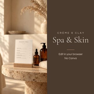 Puede incluir: Un letrero de men&uacute; vertical sobre una base de madera, dos botellas de vidrio &aacute;mbar y texto sobre un fondo marr&oacute;n oscuro que dice Cr&egrave;me & Clay Spa & Skin, Edit in your browser, No Canva. El men&uacute; muestra Maison Veka y servicios.