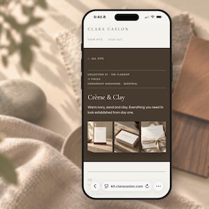 Puede incluir: Un tel&eacute;fono inteligente que muestra la interfaz del sitio web de Clara Caslon. La pantalla presenta un fondo marr&oacute;n oscuro con texto en blanco, incluyendo el t&iacute;tulo Cr&egrave;me & Clay, una descripci&oacute;n y tres peque&ntilde;as im&aacute;genes en miniatura.