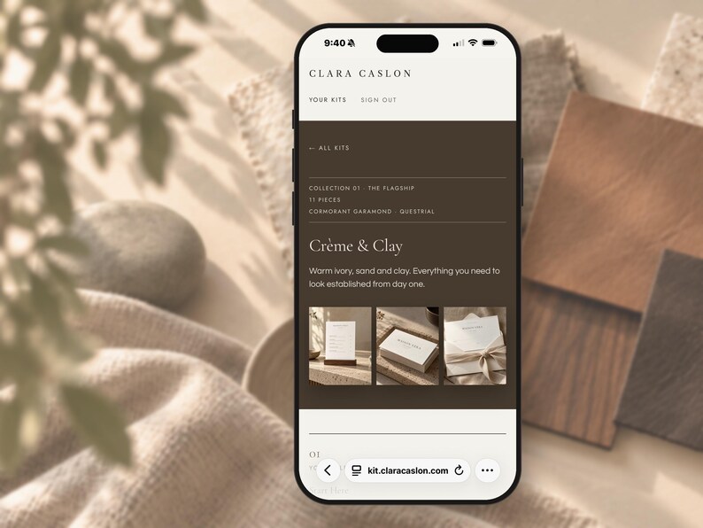 Puede incluir: Un tel&eacute;fono inteligente que muestra la interfaz del sitio web de Clara Caslon. La pantalla presenta un fondo marr&oacute;n oscuro con texto en blanco, incluyendo el t&iacute;tulo Cr&egrave;me & Clay, una descripci&oacute;n y tres peque&ntilde;as im&aacute;genes en miniatura.