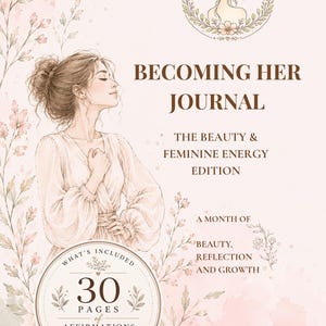 Könnte beinhalten: Ein zartrosa Journal-Cover mit dem Titel BECOMING HER JOURNAL THE BEAUTY & FEMININE ENERGY EDITION. Es zeigt eine Illustration einer Person mit Hochsteckfrisur, Blumenakzenten und einem runden Abzeichen mit der Aufschrift WHAT'S INCLUDED 30 PAGES of AFFIRMATIONS & REFLECTION.
