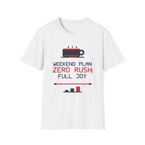 Puede incluir: Una camiseta blanca de manga corta con un gráfico de una taza de café negra y roja sobre el texto "WEEKEND PLAN ZERO RUSH FULL JOY" en negro y rojo, con una línea horizontal y pequeños elementos de gráfico de barras.
