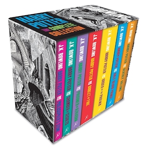Puede incluir: Un set de caja con la colección completa de Harry Potter que incluye siete libros con lomos coloridos en rosa, turquesa, morado, rojo, amarillo, azul y naranja. La caja negra tiene texto blanco Harry Potter The Complete Collection y arte de dragón.