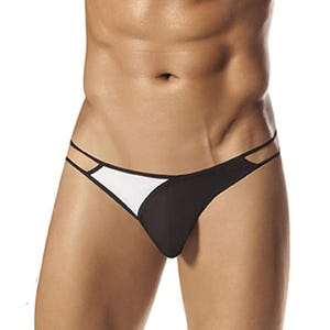 Könnte beinhalten: Ein tief sitzender Bikini-Slip mit einem Color-Block-Design, bestehend aus einem einfarbigen schwarzen Hauptteil und einem kontrastierenden weißen dreieckigen Akzent auf der linken Seite. Das Modell verfügt über schmale, doppelte Seitenriemen.