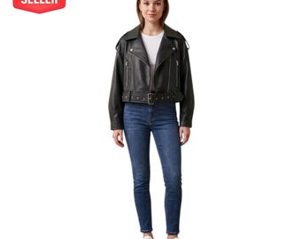 Puede incluir: Una chaqueta de motorista de cuero negro con cuello ancho, cremalleras de metal plateado y cinturón con hebilla, sobre una camiseta blanca lisa y vaqueros azules con zapatillas blancas. Se muestra una pancarta roja con el texto BEST SELLER.