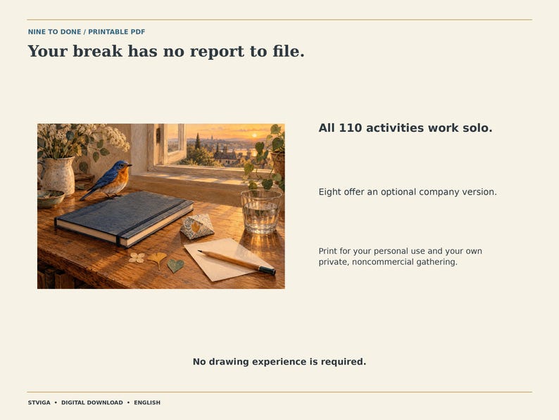 Puede incluir: Un PDF imprimible titulado Nine to Done con el texto Your break has no report to file. Incluye una imagen de una figura de p&aacute;jaro azul, un cuaderno azul oscuro, un l&aacute;piz y un vaso de agua sobre un escritorio de madera junto a una ventana al atardecer.