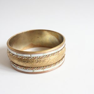 Bracelet vintage en nacre et laiton Ancien jonc, Bijoux
