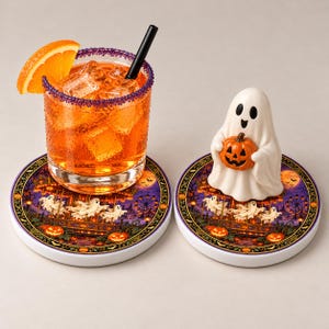 Könnte beinhalten: Zwei runde Keramikuntersetzer mit einer Halloween-Jahrmarktszene mit Geistern, Kürbissen und einem Riesenrad. Auf einem steht ein Glas mit orangefarbenem Getränk, Eiswürfeln, einer Orangenscheibe und einem schwarzen Strohhalm.
