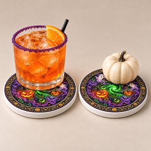 Könnte beinhalten: Zwei runde Keramikuntersetzer mit einem farbenfrohen Halloween-Motiv aus leuchtenden orangefarbenen Kürbissen, violettem Rauch, grünen Wirbeln und Fledermäusen. Auf einem Untersetzer steht ein Glas mit orangefarbenem Getränk und Eis.