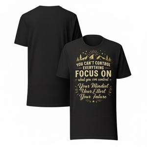 Op de afbeelding: Een zwart t-shirt met korte mouwen en een gouden grafische print van bergsilhouetten en de tekst: YOU CAN'T CONTROL EVERYTHING FOCUS ON what you con control Your Mindiet Your Ellort Your Falure, met kleine sterren als accenten.