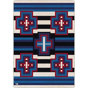 Peut inclure: Un tapis rectangulaire présentant un motif géométrique composé de cinq grandes croix rouges, bleues et blanches. Le fond est constitué de rayures horizontales noires, blanches et bleues. Le motif est symétrique avec une croix centrale.