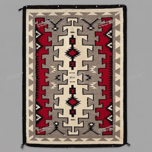 Peut inclure: Un tapis tissé rectangulaire présentant un motif géométrique en rouge, crème, gris et noir. Le design comprend un motif central vertical aux bords étagés, flanqué de bandes verticales rouges audacieuses et d'une bordure de triangles alternés.