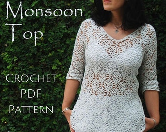 Peut inclure: Un patron de crochet pour un haut appelé "Monsoon Top" par Moara Crochet. Le patron est disponible en téléchargement PDF. L'image montre une femme portant un haut en crochet blanc avec un motif en dentelle.